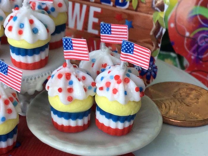 patriotic cupcakes with american flag topper