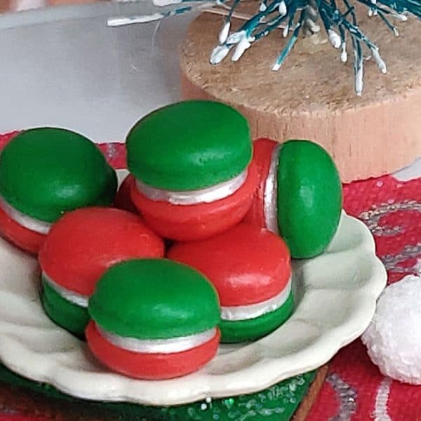 red and green macaroons, 3 pieces of christmas candy